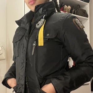 Parajumper jacka Doris - Parajumper jacka Doris  Kommer men en pälsväst på insidan  