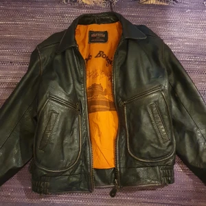 Läder jacka  - Säljer riktigt fin läder jacka märke bomb boogie. Äkta läder och riktig fint skick fodrad och skön st M har en bra något stor passform.