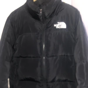 North face puffer - Sitter som M Cond:7/10 STEAL!!  Trasig telefon därav taskiga bilder