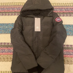 Canada Goose Macmillian Parka Jacka - Hej, kära plickare! Jag säljer min nyinköpta Canada Goose Macmillian Parka Vinterjacka. Den är helt ny och helt oanvänd, endast testad. Priset är ganska lågt därav han jag köpte ifrån inte visade bevis på att den var äkta. Öppen för förhandling!