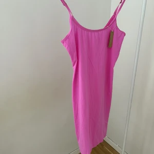 SKIMS lounge klänning medium ny - Oanvänd lounge klänning från SKIMS medium. Tyget är ganska tunt med stretch, passar att ha hemma. Nypris 775kr