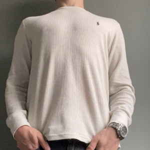 Ralph Lauren tröja - Hej! Jag säljer en stilig tröja från polo Ralph lauren. Jag säljer tröjan för 299kr  i storlek M. Han på bilden är 185cm Hör av er vid minst fråga  eller fundering!🙌