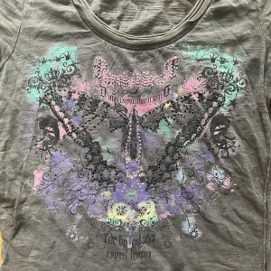 Tshirt med rhinestones - Säljer denna ursnygga tröjan som TYVÄRR inte får tillräckligt mycket användning. Nästintill aldrig använd och i väldigt bra skick!