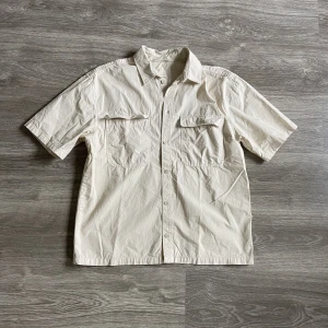 Hm skjorta - En skjorta från hm. Från barnavdelningen men den är gigantisk. Skulle säga att det är en oversized M eller en L. Mått: Armhåla till armhåla 56.5cm. Längd ca 70.5cm.