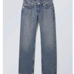 Säljer ett par arrow jeans från weekday. Inte exakt samma färg som på första (den exakta färgen är slutsåld på hemsidan). Storlek 29/32 och sitter bra på mig som brukar ha storlek 38. Jag är 170 cm lång. Inga tecken på användning🫶🏻🫶🏻🫶🏻
