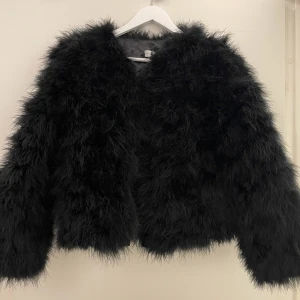Fluffig jacka  - Säljer min fluffiga jacka från Dennis Maglic. Använd några fåtal gånger och är i storlek s/m.