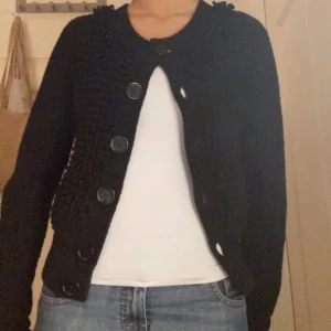 Stickad kofta🥹 - Jääätte snygg kofta, storlek XS men passar även S🥰