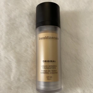 Fondation med spf  - (Aldrig använd) Världens bästa fondation med solkräm i! Känns återfuktande och kommer i en as fin förpackning. Tyvärr lite för mörk färg för mig. 