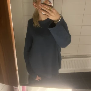 Stickad tröja - Säljer denna marinblåa, stickade tröjan som är ifrån lager 157. Tröjan är använd få tal gånger och är i storlek M