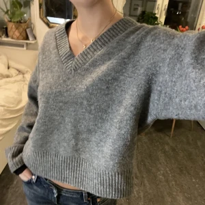 grå stickad tröja - grå stickad tröja med v-rigning. fint skick! 🕺💖