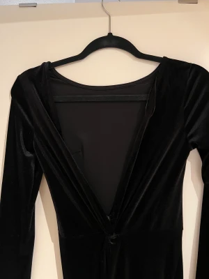 Långklänning  - Fin sammetsklänning med en slits där fram och en öppen rygg