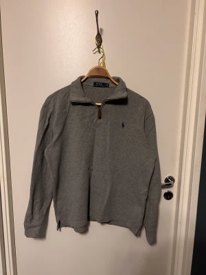 Ralph Lauren half zip - En fin Ralph Lauren half zip. Knappt använd. Skriv vid frågor. Är 174 och väger 85