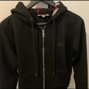 Burberry zip hoodie - Säljer min burberry zip hoodie då den aldrig kommer till användning, den är i nyskick och knappt använd, skriv för mer info eller bilder!