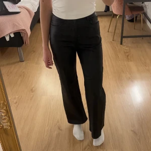 Byxor  - Byxor i konstläder, kommer inte till användning därför säljs dem. Super fina och i bra skick! Hör av er vid frågor! ❤️