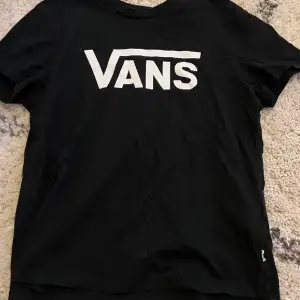 Säljer denna coola t-shirt från VANS som är i ett jätte bra skick 💘