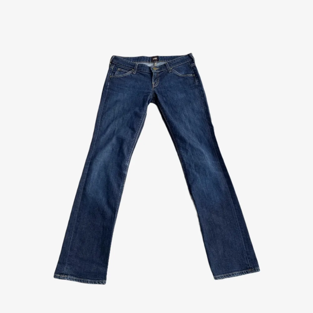 Mörk blåa lågmidjade jeans från Lee💕Storlek 29/33, midjemåttet är 39cm och innerbenslängden är 80cm💗Flera bilder kommer snart🙌🏼. Jeans & Byxor.