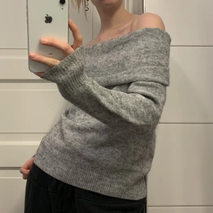 Stickad off-shoulder tröja  - Så snygg stickad off-shoulder tröja!