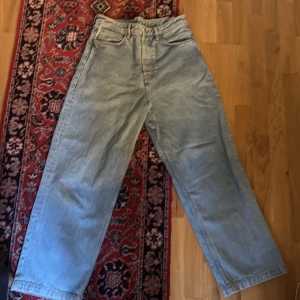 Ljusa vida jeans  - Vida jeans från zara❣️ passar troligen bäst på dig som är 175cm! De är använda ett fåtal gånger och är i väldigt bra skick! Köpta för 399kr. Kom med prisförslag kan gå med på väldigt billigt!!