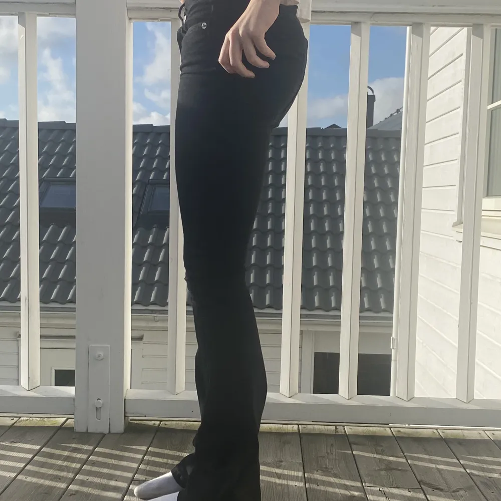 Svarta jeans som är utsvängda, sparsamt använda/. Jeans & Byxor.