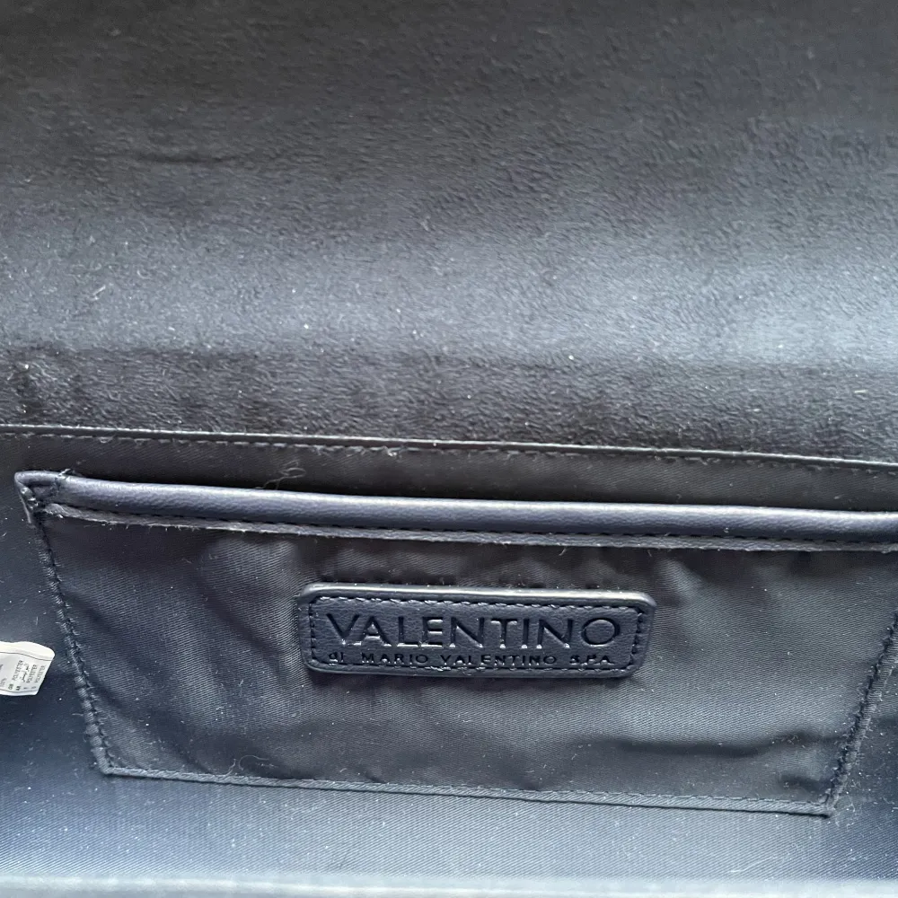 Superfin Valentino By Mario väska som inte tillverkas längre. Knappt använd, jättebra skick🫶🏼nypris ca 1200kr, säljer för 375❤️. Väskor.