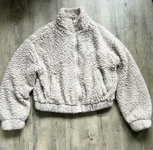 Mysig teddyjacka - Så mysig och går att ha både på höst/vår samt vid kallare väder med någonting under 🌸