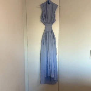 Klänning - Klänning med cut out.  Aldrig använd då den var lite för liten, som en storlek 38