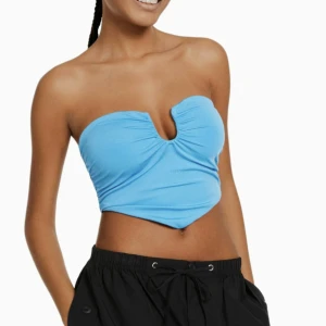 Bershka topp/korsett - Jättesnygg topp i stl xs med v-ringning. Helt ny med prislapp kvar!💙