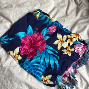 Thailand-filt!!!  - (Från thailand 🇹🇭) jag fick denna filt av min farmor!! Hon e från 🇹🇭 pch då gav hon mig den. Den är 2,5 meter lång och 1meter bred!🌻💯 