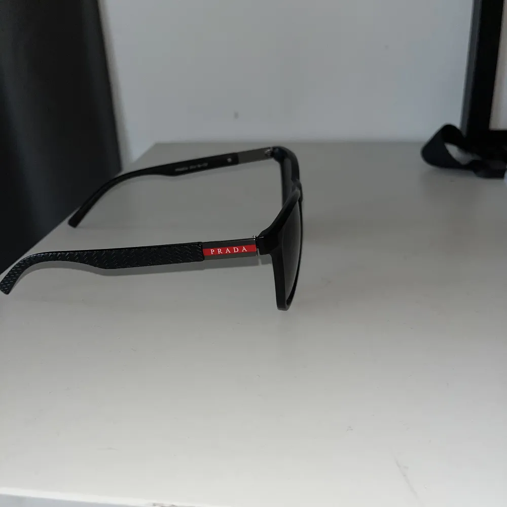 Ett par fina Prada solglasögon i mycket bra kvalitet. Finns inte så mycket spår av användning och nypris är runt cirka 2300kr. Accessoarer.