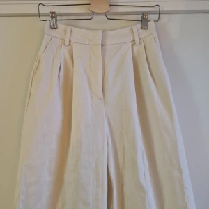 Krämvita Kostymbyxor  - Krämvita kostymbyxor   Brand: NA-KD  Size: 34