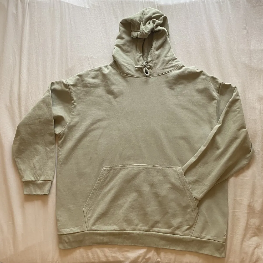 Ljusgrön hoodie från lager 157 i storlek XL med en ficka på framsidan. Använd fåtal gånger därav nyskick. Säljer pga att den inte kommer till användning.. Hoodies.