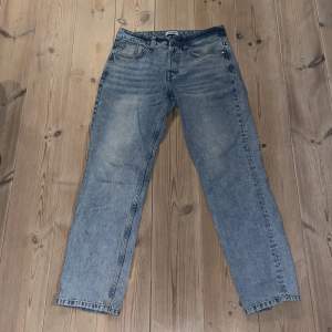 Blå jeans från only & sons, jeansen är i storlek w31 l34