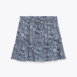 Zara blåvit mönstrad kjol - Superfin blå mönstrad kjol i nyskick - använd ett fåtal gånger. Skriv för fler bilder💕Säljer för den inte har kommit till användning 