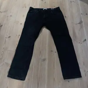 Svarta jeans från pull&bear, nästintill oanvända. Storlek 48 (utländsk stl) men sitter som 36