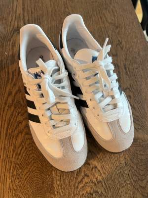 Sneakers från adidas i modellen Samba, storlek 38 endast använda utomhus 1 gång. Säljes pga jag inte tycker de passar min stil så ångrat mig.  Inköpte för 1359kr  Inköpta på sneakersnstuff kvitto finns