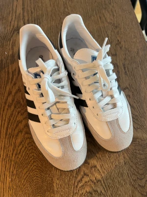 Adidas samba - Sneakers från adidas i modellen Samba, storlek 38 endast använda utomhus 1 gång. Säljes pga jag inte tycker de passar min stil så ångrat mig.  Inköpte för 1359kr  Inköpta på sneakersnstuff kvitto finns