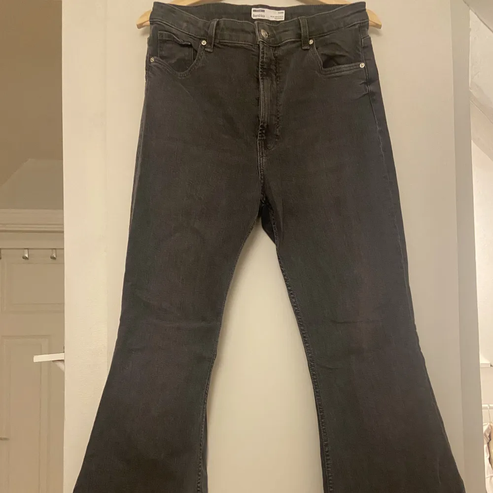 Bootcut jeans från Berskha i st 40/M. Dem är dock väldigt stretchiga och skulle därför ev passa en L. Använda en gång så dem är i nyskick. . Jeans & Byxor.