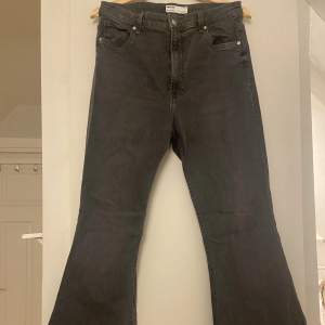 Bootcut jeans från Berskha i st 40/M. Dem är dock väldigt stretchiga och skulle därför ev passa en L. Använda en gång så dem är i nyskick. 