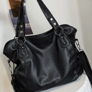 Väska  - Säljer denna väska som är från SHEIN, men aldrig andvänd då den inte uppfyllde mina förväntningar. Väskan passar perfekt till skolan eller som handväska! 