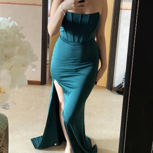 Mörkgrön festklänning, passa på fri frakt - En jättefin klänning jag har använt en gång. Färgen är superfin och klänningen är i storlek XS men jag har storlek S och den fungerade jättebra. Så både xs och s funkar. Nyskick.  Köparen står för frakten ❤️