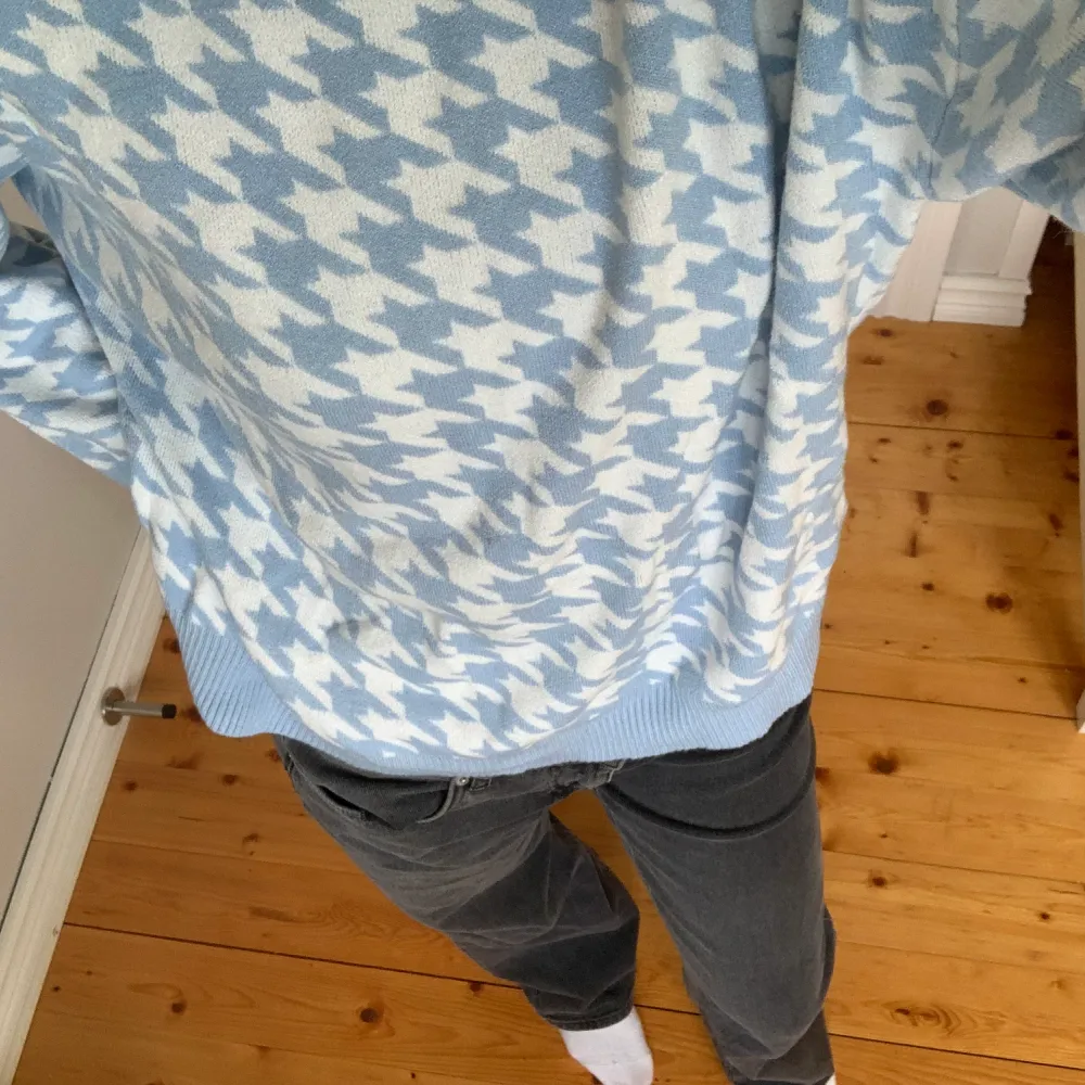 Jätteskön skickad tröja i storlek S. Aldrig använd.. Neuleet.