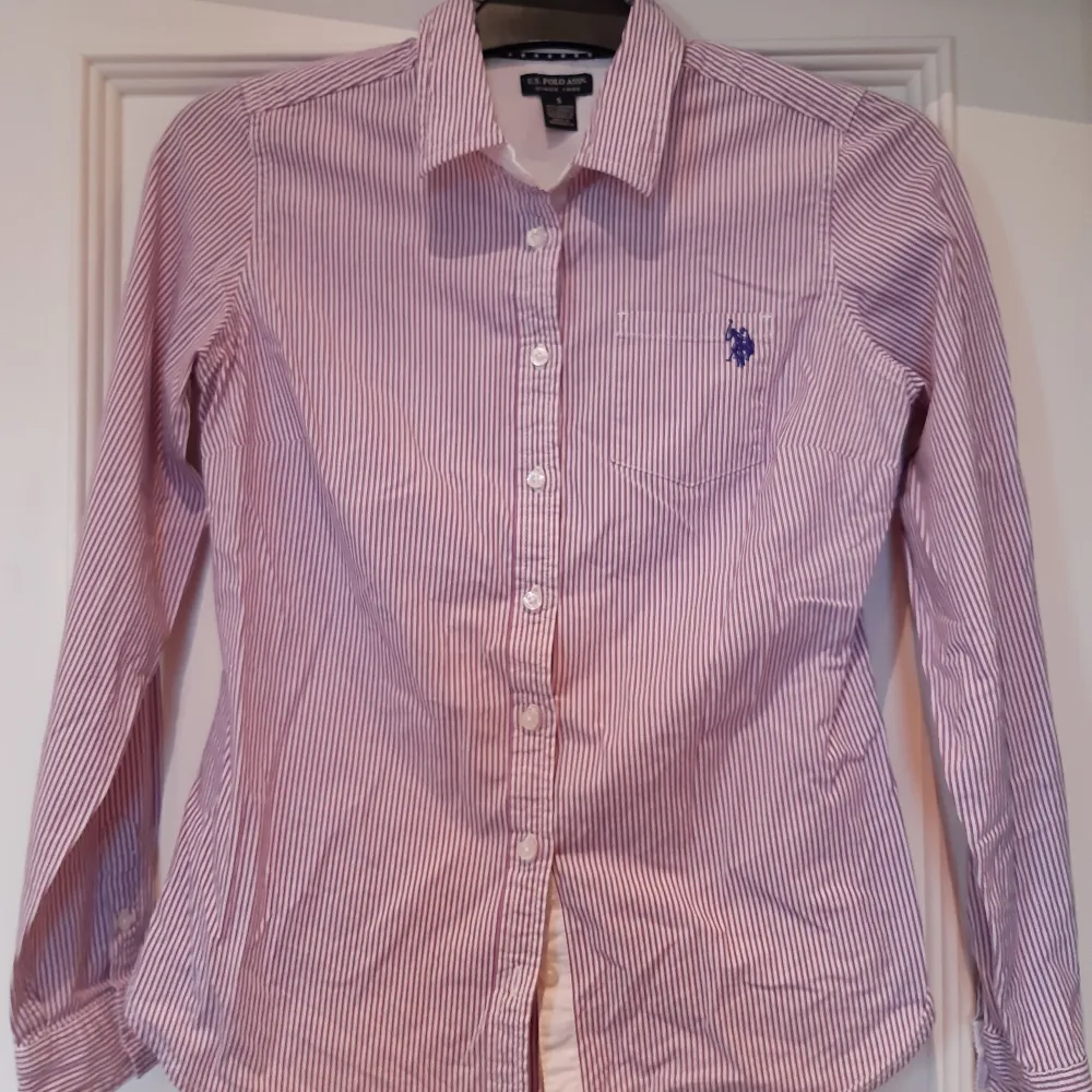 Lila skjorta från Polo Ralph Lauren i storlek S. Sparsamt använd och i mycket fint skick!. Skjortor.