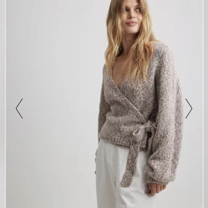 Stickade kofta  - Stickad kofta från nakd med prislappen kvar💕