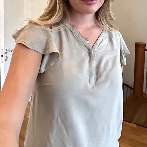 Blus med volangärm - Supersöt vardagstopp med fina detaljer❣️Väldigt lätt och skönt tyg