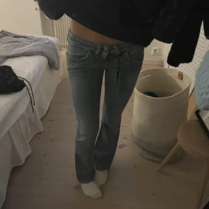 Lee lowwaist jeans  - Lowwaist jeans från Lee. Helt nya med prislappar på! W25 L31. Små i midjan🫶🏼 Passar ngn som är 160-165 ca (lånade bilder)