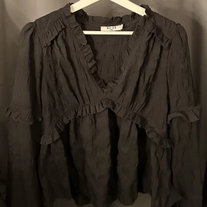 Blus - Superfin blus från NA-KD i bra skick🖤 Storlek 34  Nypris 399kr