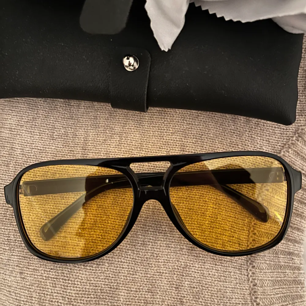 Säljer ett par trendiga grisch solglasögon med fullt UV-skydd. Perfekt för solen året om. Bekväm passform och i utmärkt skick. Pris: 399kr. Kontakta mig om du är intresserad.. Accessoarer.