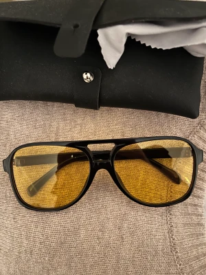 Grish sol glajor  - Säljer ett par trendiga grisch solglasögon med fullt UV-skydd. Perfekt för solen året om. Bekväm passform och i utmärkt skick. Pris: 399kr. Kontakta mig om du är intresserad.