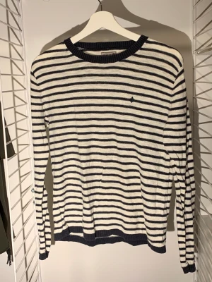 Långärmad tröja S 165 herr - Begagnad Sliten med små håll vid armen