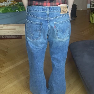 Levis bootcut #10529 - Storlek m typ! Hon på bilden är s och 164. Passar på en person m maxlängd 168-170 cm och storlek m skulle jag säga! Om jag tyder lappen rätt är storleken 33x32 och färgen stämmer mest överens med sista bilden.